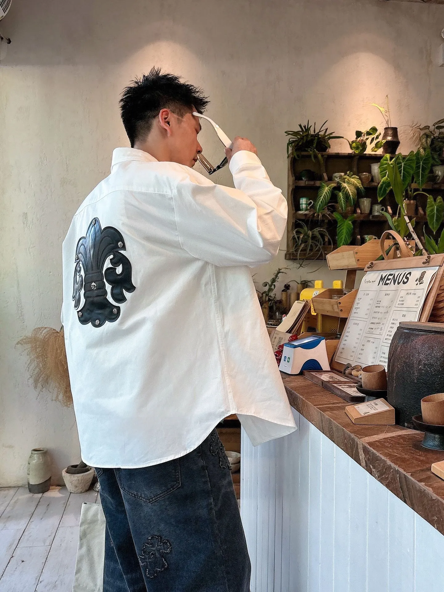 Pants P 520💰 Top P 500💰Chrome Hearts Leather Cross Leather Embroidery Shirt Jacket! OS version can be worn by both men and women! The fabric is made of twill gauze cotton fabric! The texture is clear and smooth, not easy to wrinkle or fade! The embroidery process is complex and repetitive, and the requirements for the embroidery machine are very strict. The distance is always 45 centimeters! It won’t work if the spacing is too big, and it won’t work if it’s too small! The hardware is all carved and cast. This piece of clothing consumes a lot of material. More than 3 meters of material is used for one piece of clothing! After the garment is made, it needs to be fixed at high temperature, washed at a water temperature of more than 70 degrees, and softened by adding softener to make the upper body softer and smoother!   Color: black white Size: m-3xl Style number: 5878